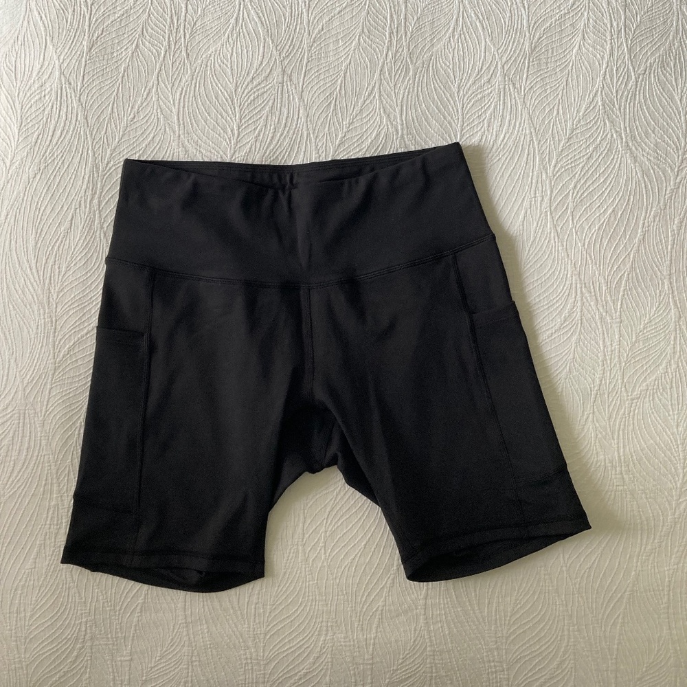Athletic shorts with pockets